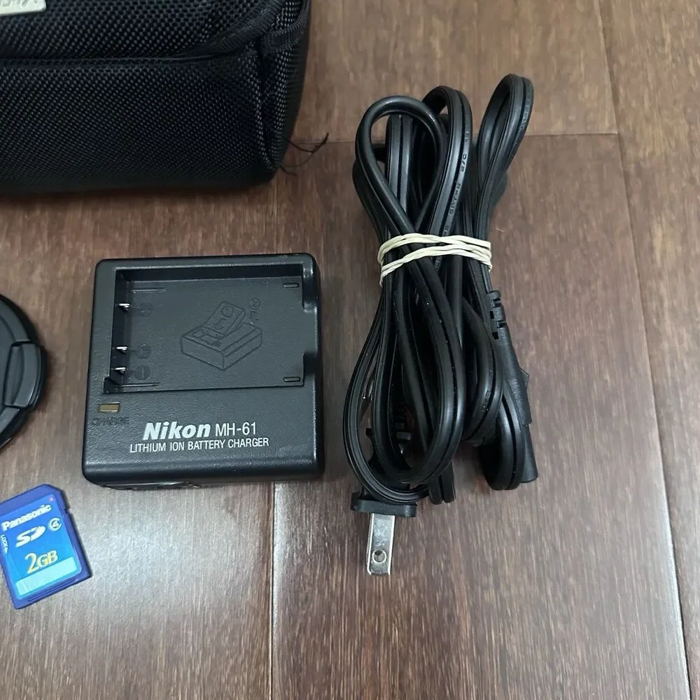 Nikon Coolpix P90 12.1MP Digital Bridge Camera 24x Optical Zoom Charger - Tested